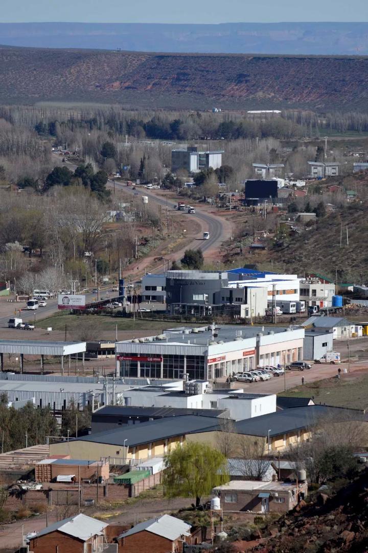Vista aérea de Añelo y zona operativa de Vaca Muerta